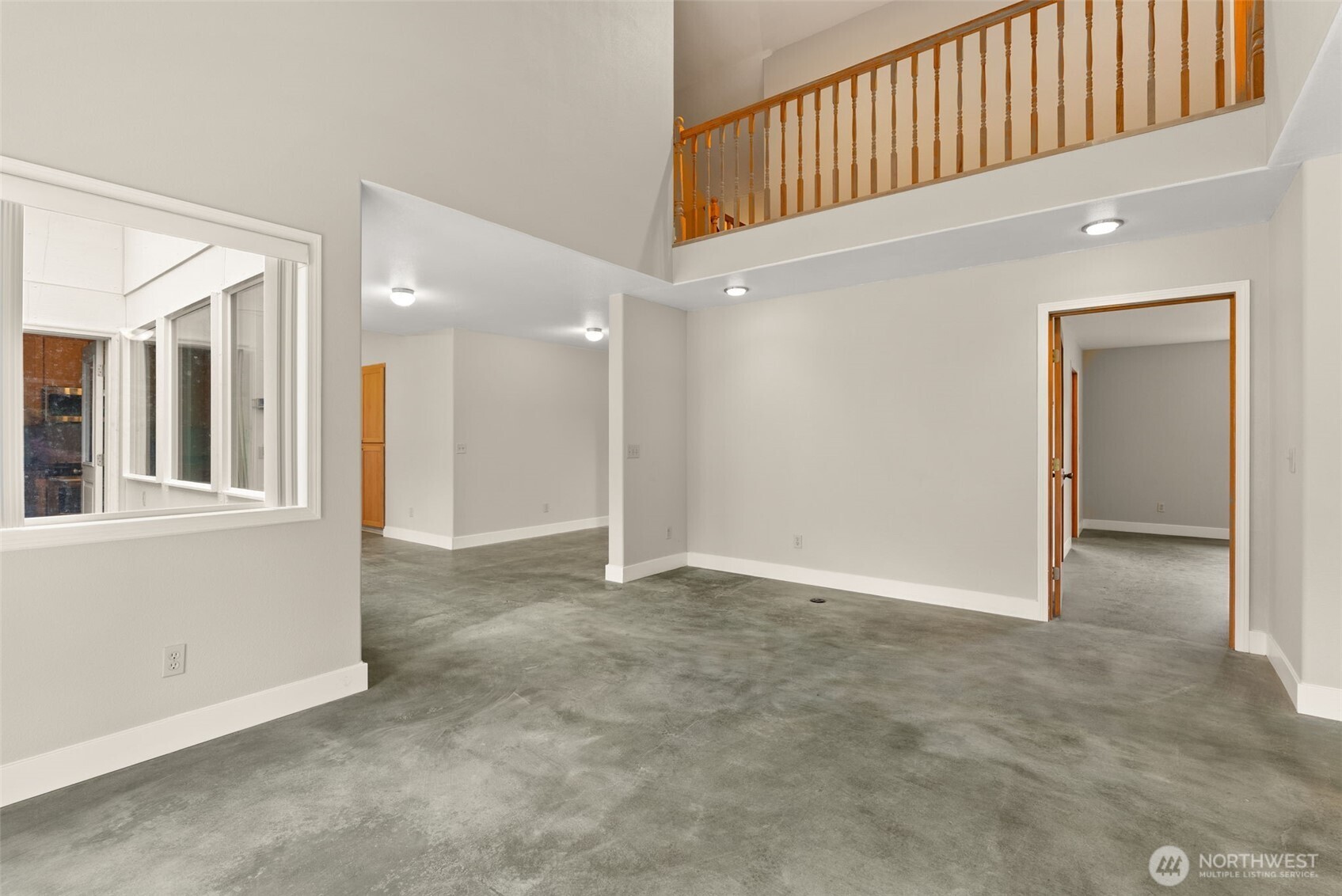 33 Rustemeyer Road Aberdeen, WA 98520 - Photo 14 of 39 a view of an entryway with wooden floor
