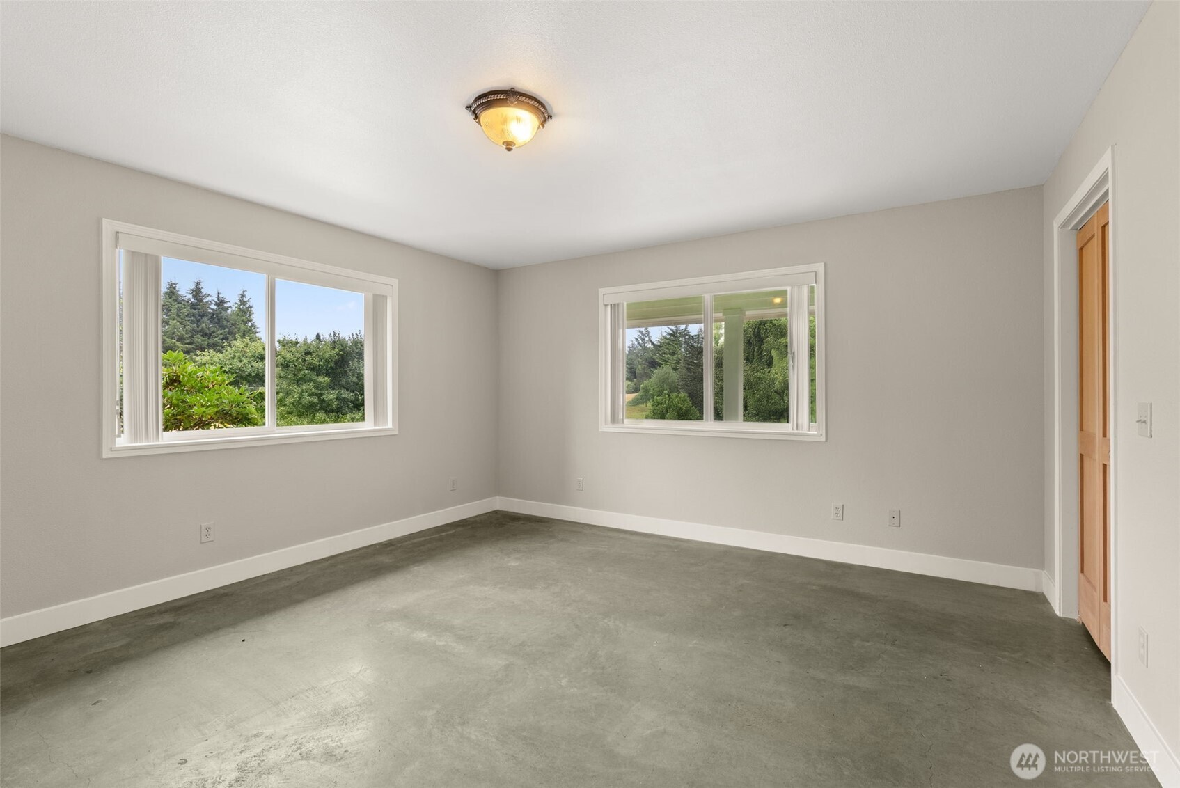 33 Rustemeyer Road Aberdeen, WA 98520 - Photo 19 of 39 an empty room with windows