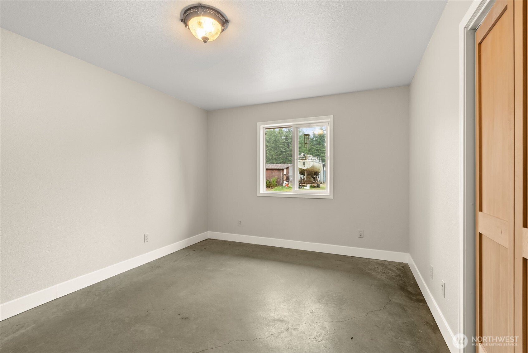 33 Rustemeyer Road Aberdeen, WA 98520 - Photo 26 of 39 an empty room with windows