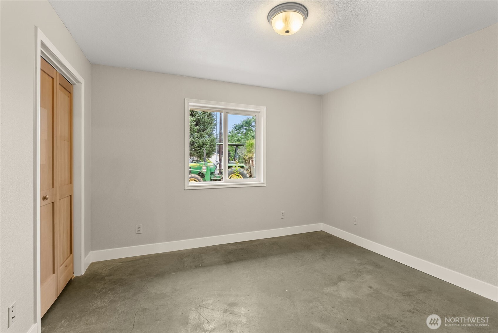 33 Rustemeyer Road Aberdeen, WA 98520 - Photo 27 of 39 an empty room with a window