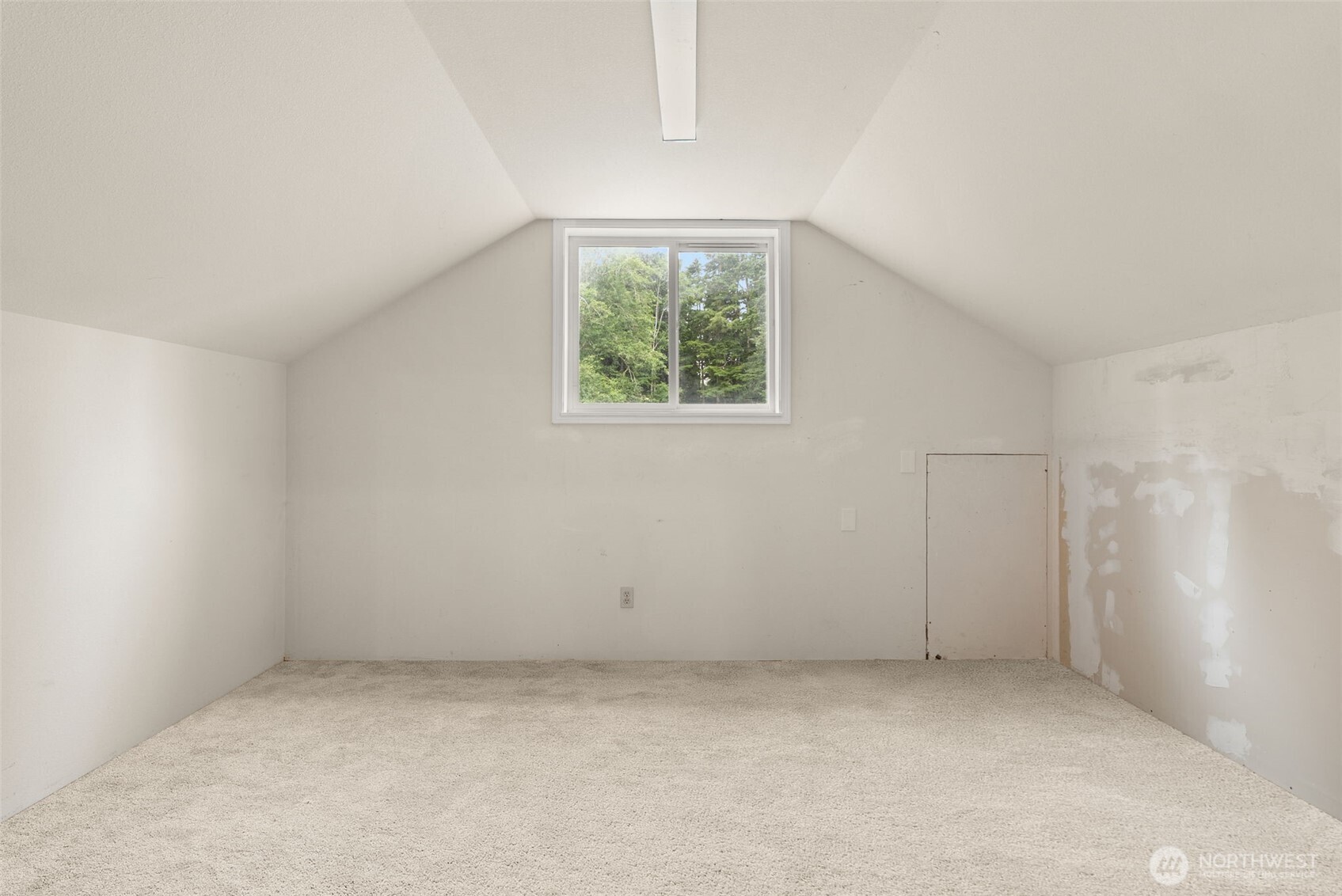 33 Rustemeyer Road Aberdeen, WA 98520 - Photo 30 of 39 an empty room with a window