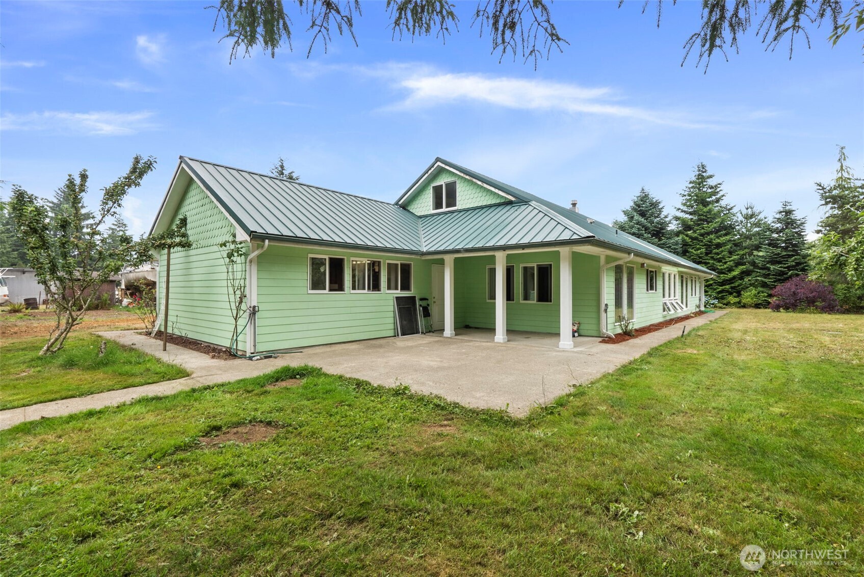 33 Rustemeyer Road Aberdeen, WA 98520 - Photo 3 of 39 a front view of a house with a garden