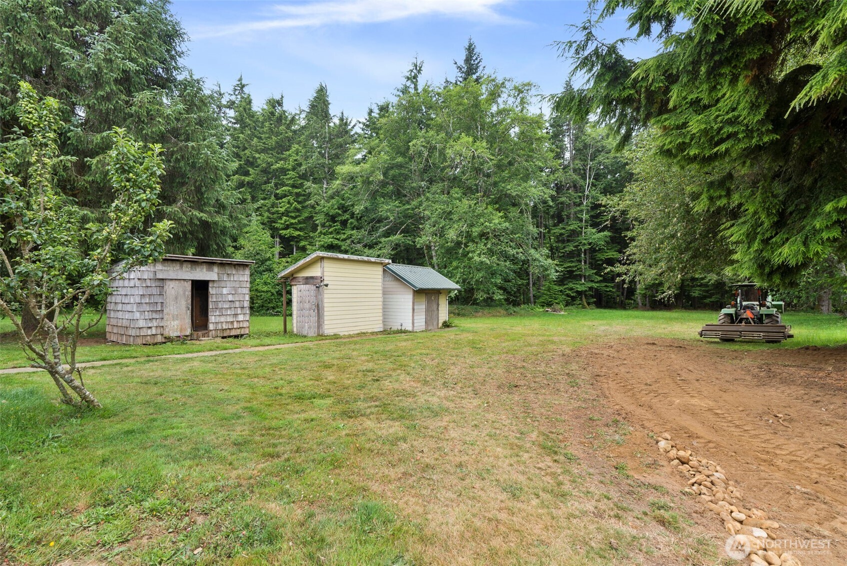 33 Rustemeyer Road Aberdeen, WA 98520 - Photo 36 of 39 a fire hydrant in the middle of a field
