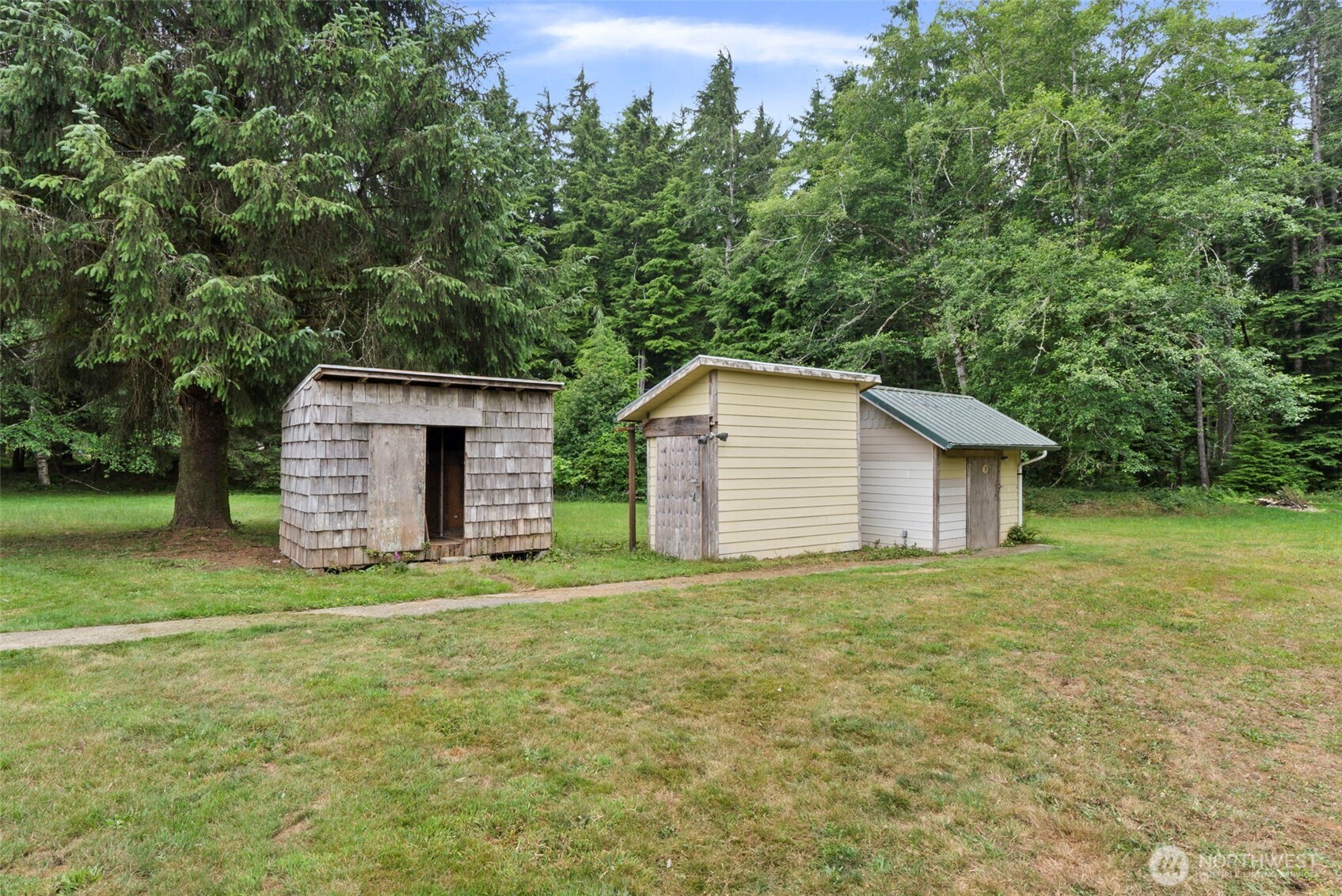 33 Rustemeyer Road Aberdeen, WA 98520 - Photo 37 of 39 a view of a house with a yard and garage