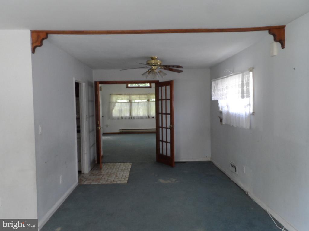 914 Bardswell Road Baltimore, MD 21228 - Photo 2 of 10 an empty room with windows and closet