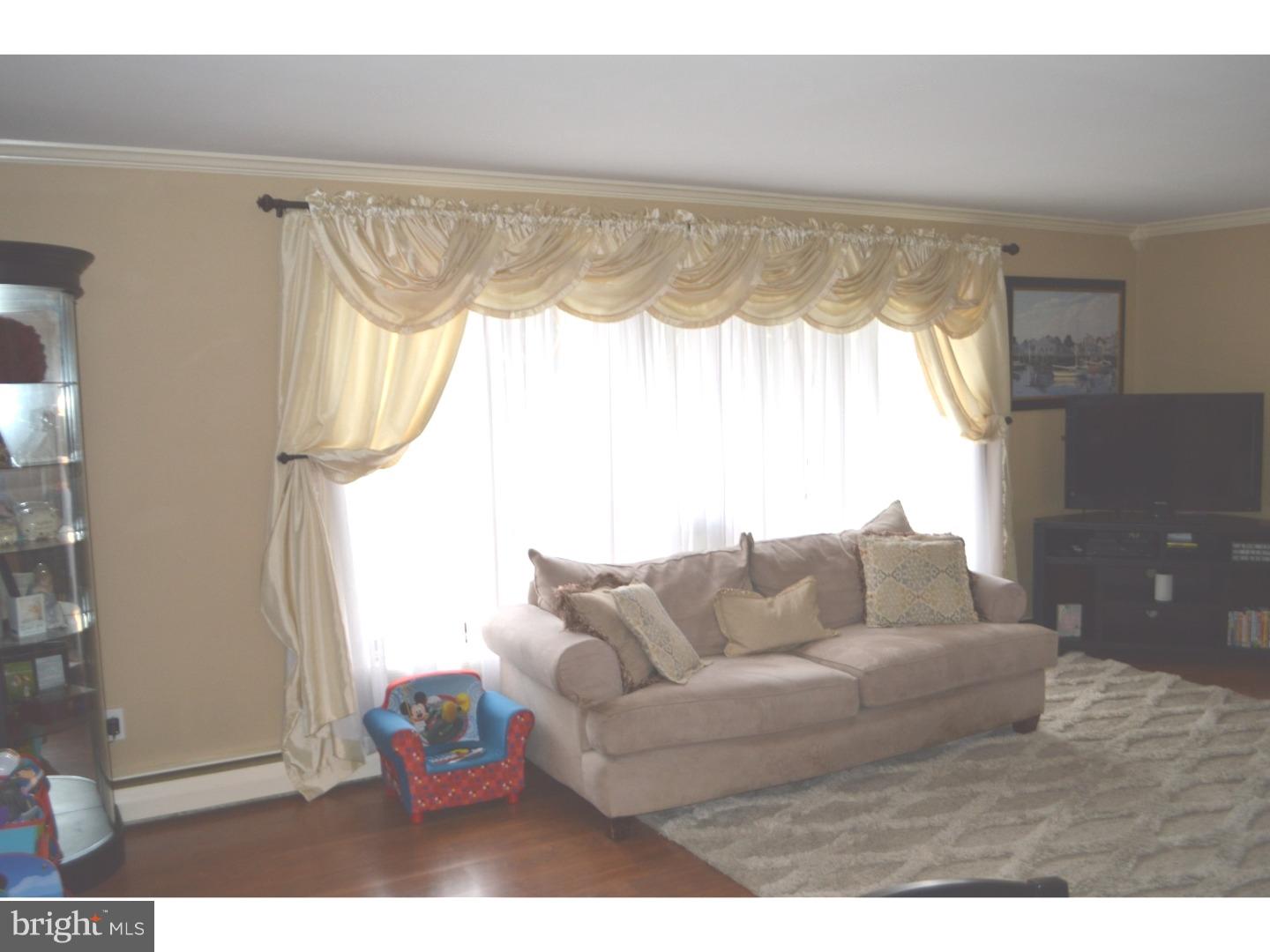 9002 Cloverly Road Philadelphia, PA 19136 - Photo 14 of 25 Living Room