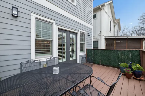 a view of a house with backyard