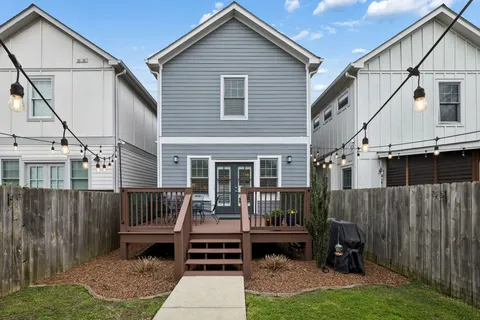 a view of a house with backyard