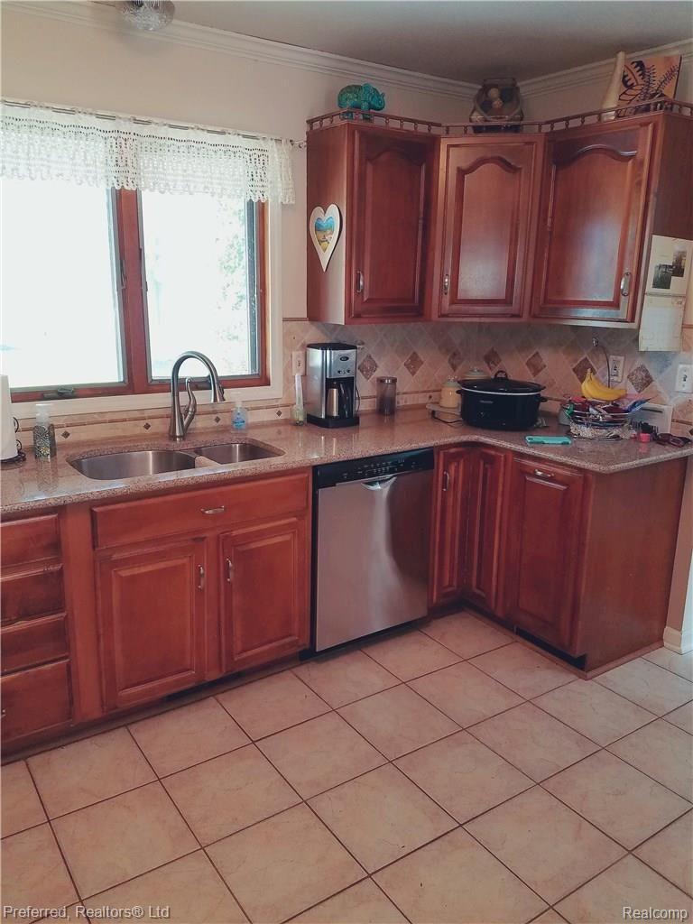 24489 Waltz Road New Boston, MI 48164 - Photo 8 of 49 kitch2.jpg