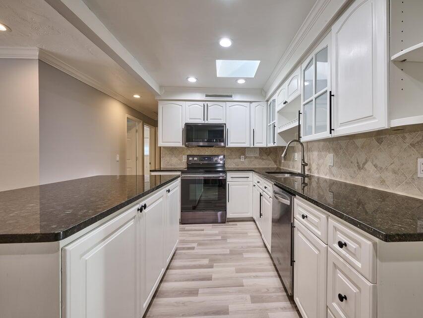 2112 Longwood Road West Palm Beach, FL 33409 - Photo 2 of 12 Kitchen