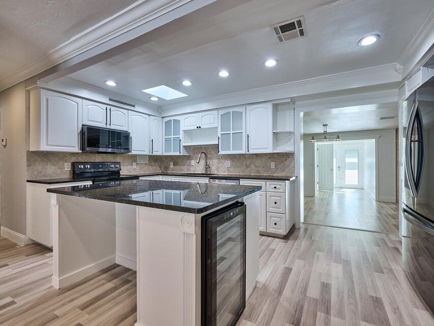 2112 Longwood Road West Palm Beach, FL 33409 - Photo 3 of 12 Kitchen