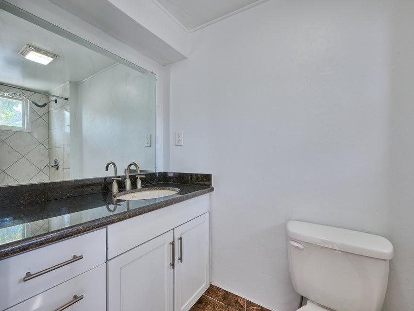 2112 Longwood Road West Palm Beach, FL 33409 - Photo 10 of 12 Guest bathroom