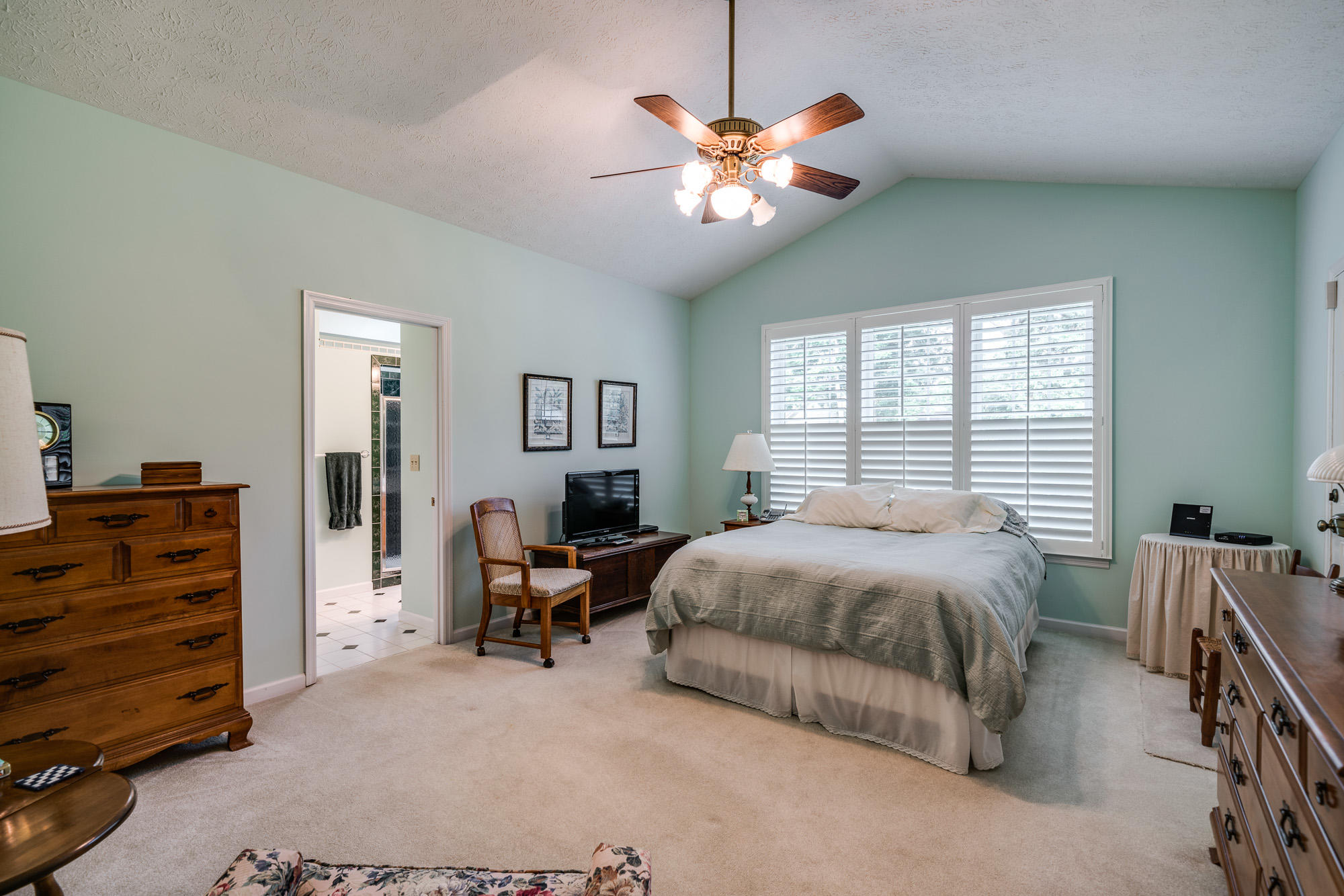 2012 Ona Road Crossville, TN 38572 - Photo 17 of 40 Large master bedroom
