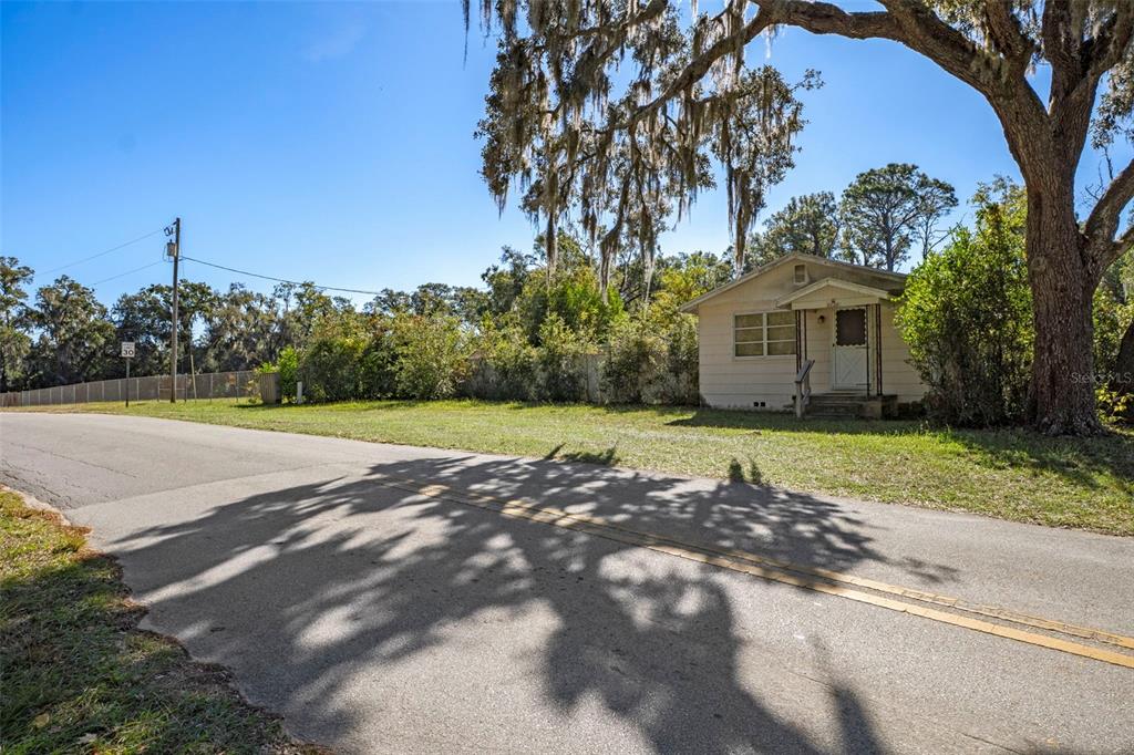 3228 West Laurel Street Lecanto, FL 34461 - Photo 19 of 21 a view of a house with a garden