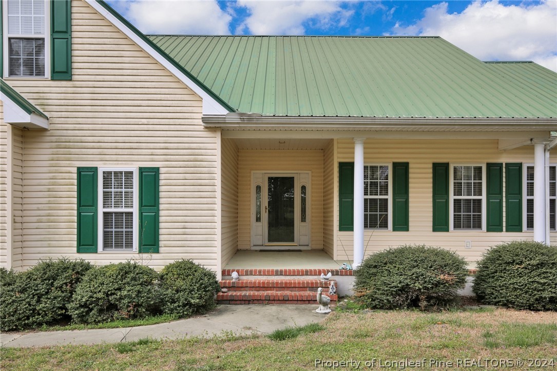 10703 Aberdeen Road Aberdeen, NC 28315 - Photo 3 of 33 a front view of a house with a garden