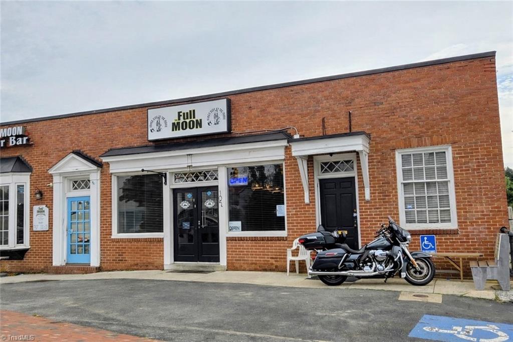 105 Mendenhall Road Jamestown, NC 27282 - Photo 33 of 42 Popular Full Moon Oyster Bar just around the corner