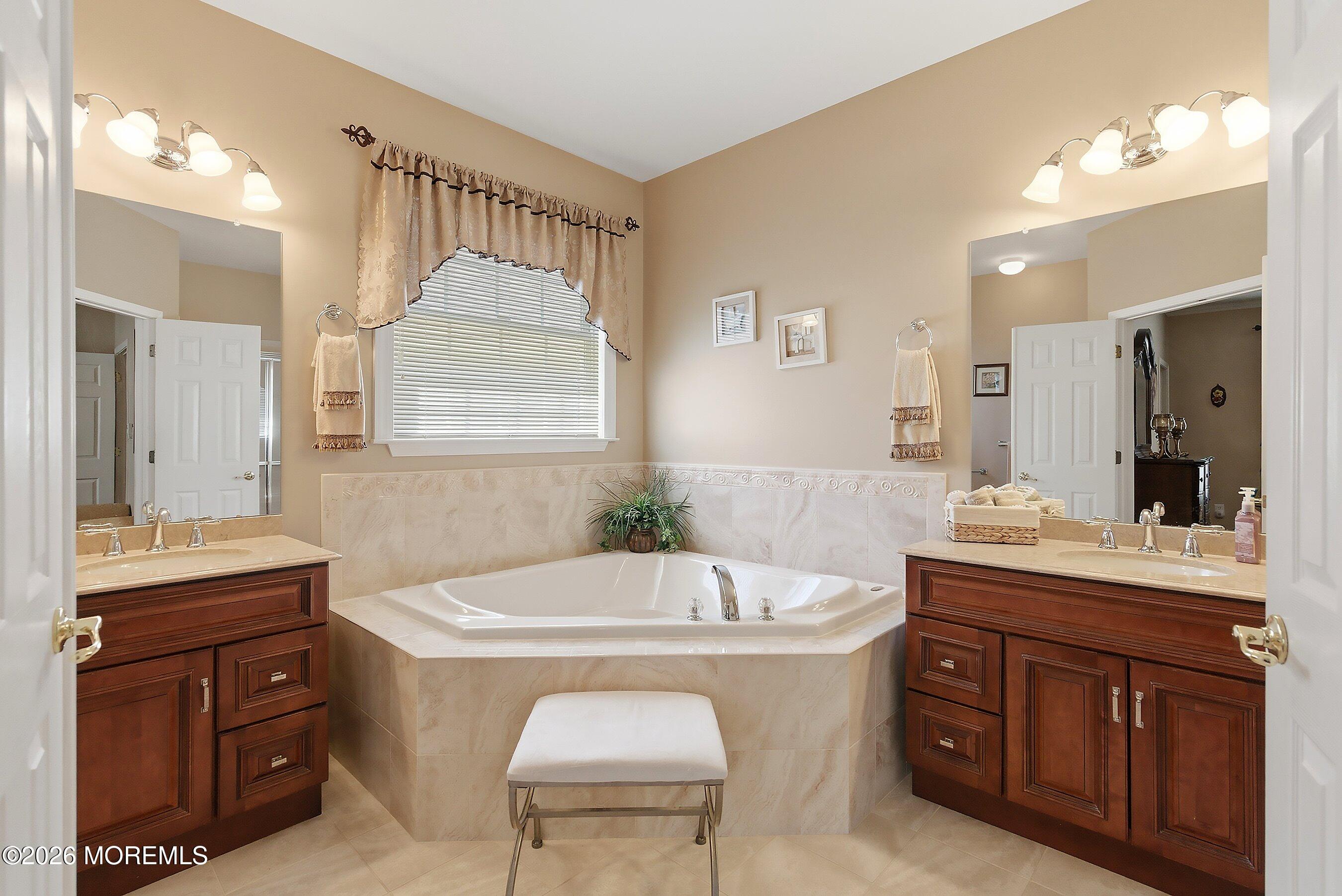 38 Banstead Way Jackson, NJ 08527 - Photo 19 of 50 Primary Bath