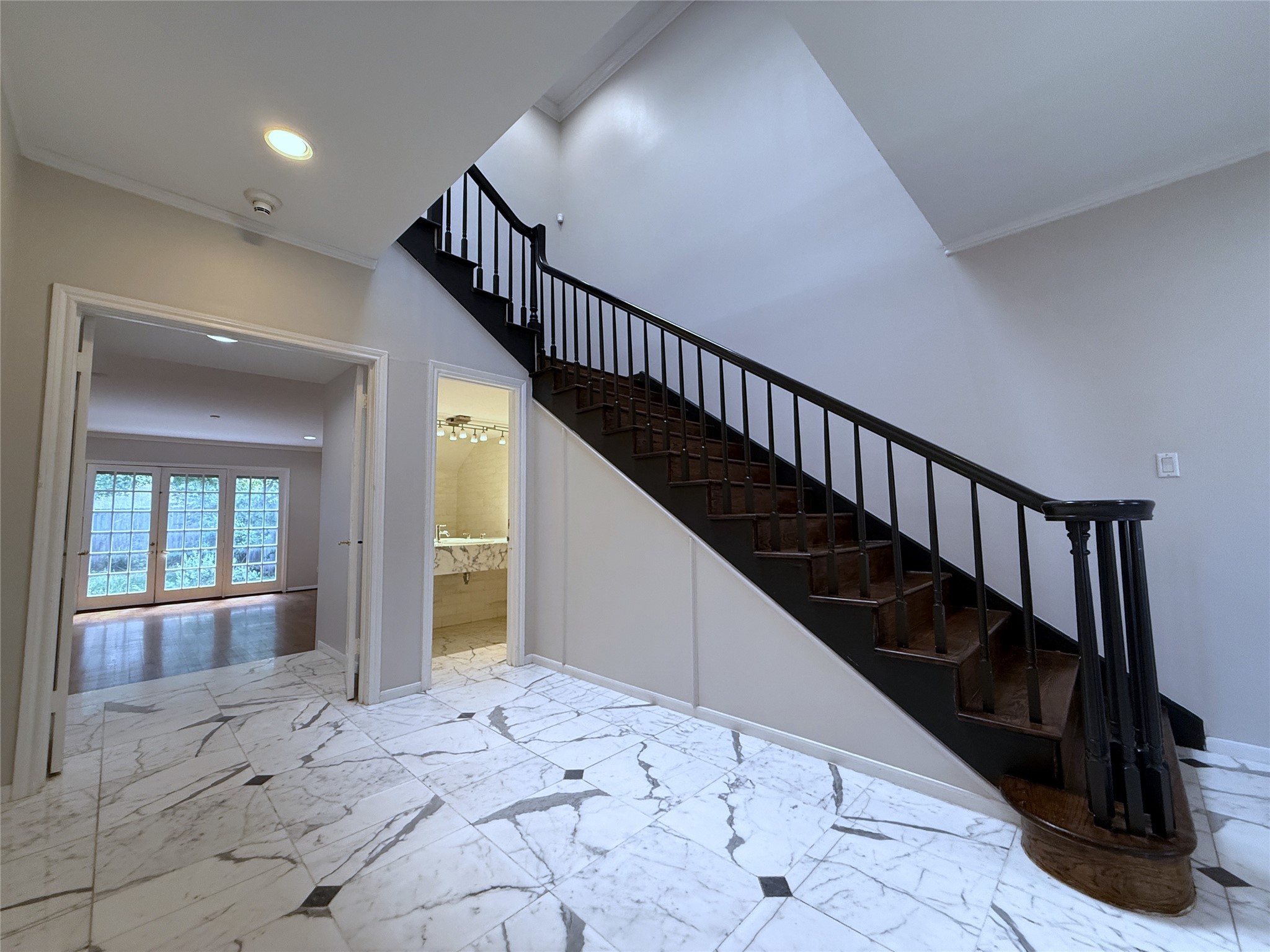 2813 Saint Street Houston, TX 77027 - Photo 20 of 39 In the entry foyer & by the double doors opening into the living room is a convenient 1/2 bath.