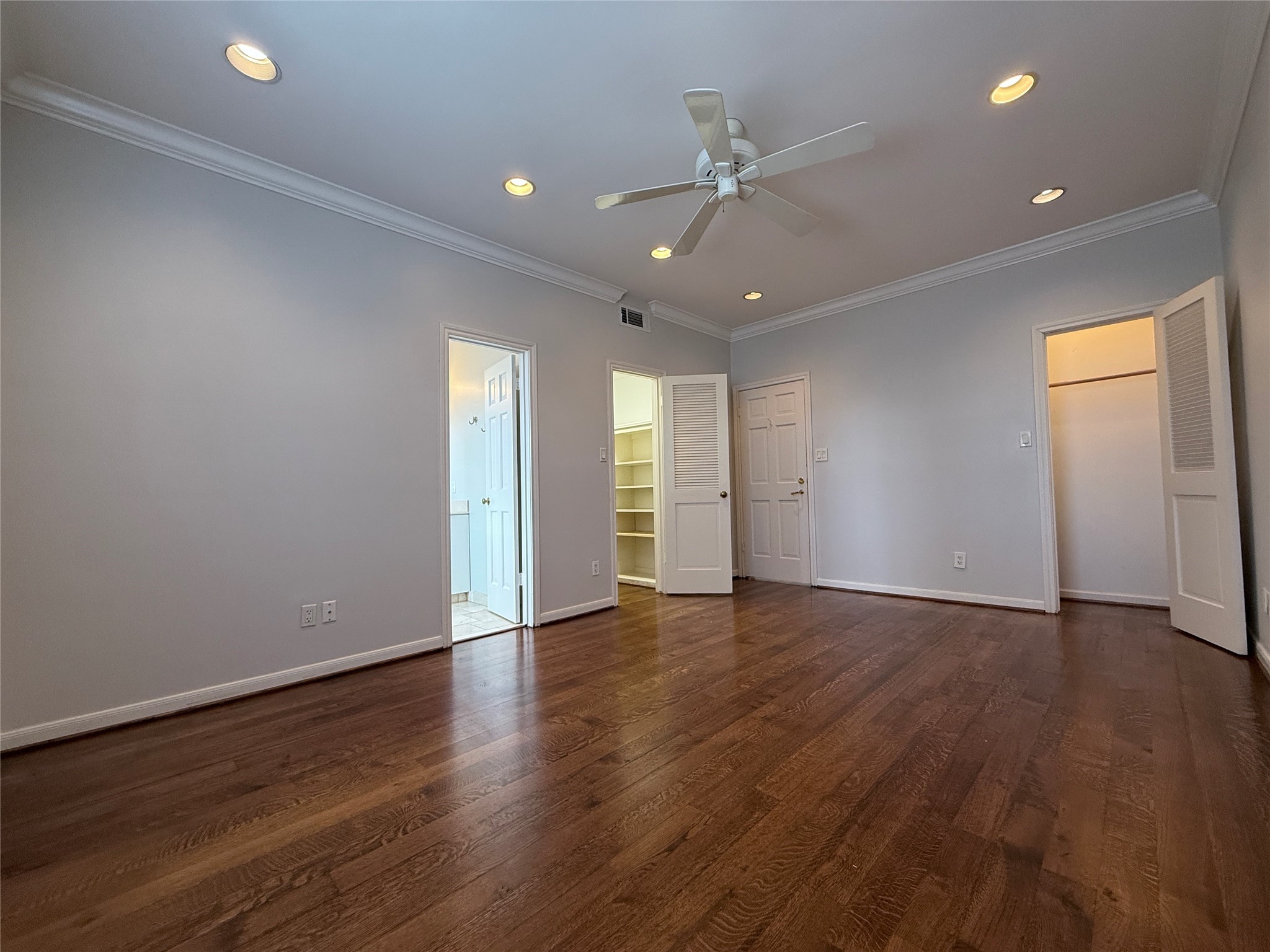 2813 Saint Street Houston, TX 77027 - Photo 31 of 39 With ceiling fan and recessed lighting, the 1st secondary bedroom offers two closets and a private bath.