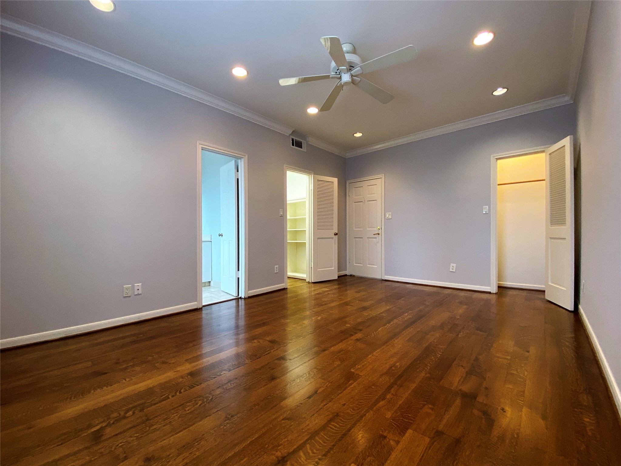 2813 Saint Street Houston, TX 77027 - Photo 32 of 39 With ceiling fan and recessed lighting, the 1st secondary bedroom offers two closets and a private bath.