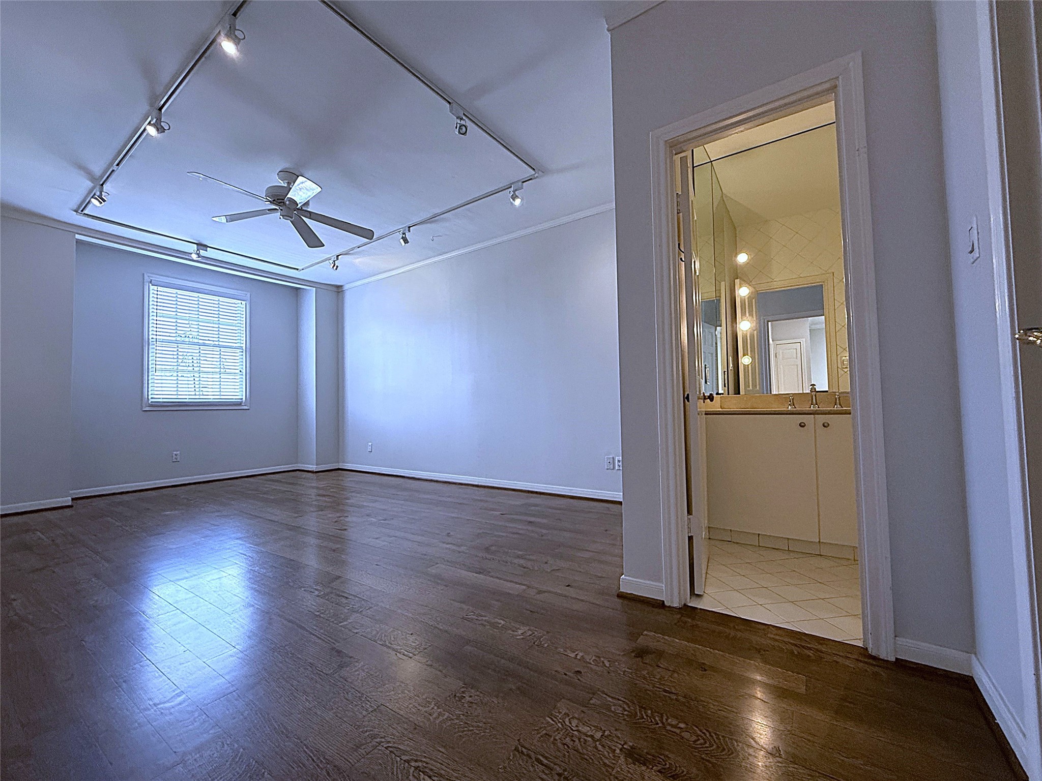 2813 Saint Street Houston, TX 77027 - Photo 36 of 39 The 2nd secondary bedroom offers a private bath, ceiling fan & tract lighting.