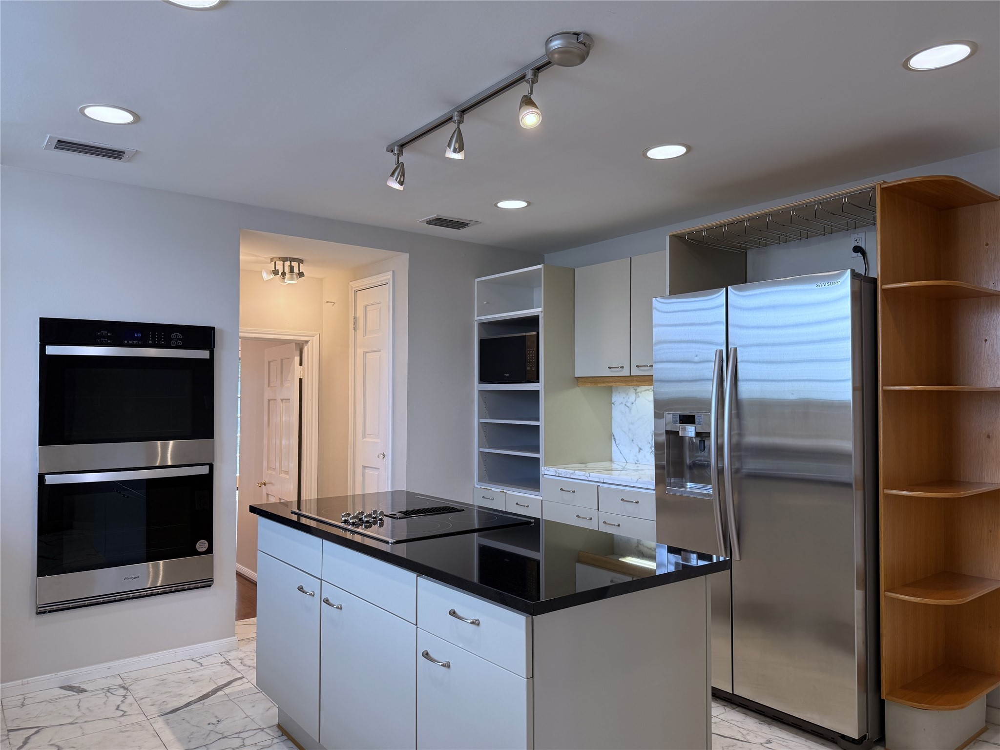 2813 Saint Street Houston, TX 77027 - Photo 9 of 39 Glass cooktop, double oven & side by side refrigerator with ice/water service.