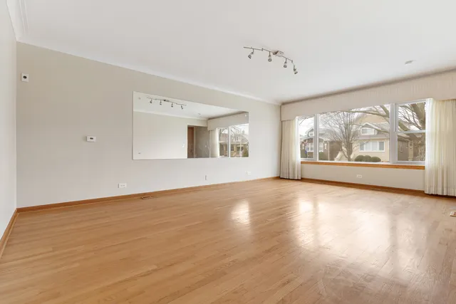 $2,900 | 2931 North 76th Avenue, Elmwood Park, IL 60707