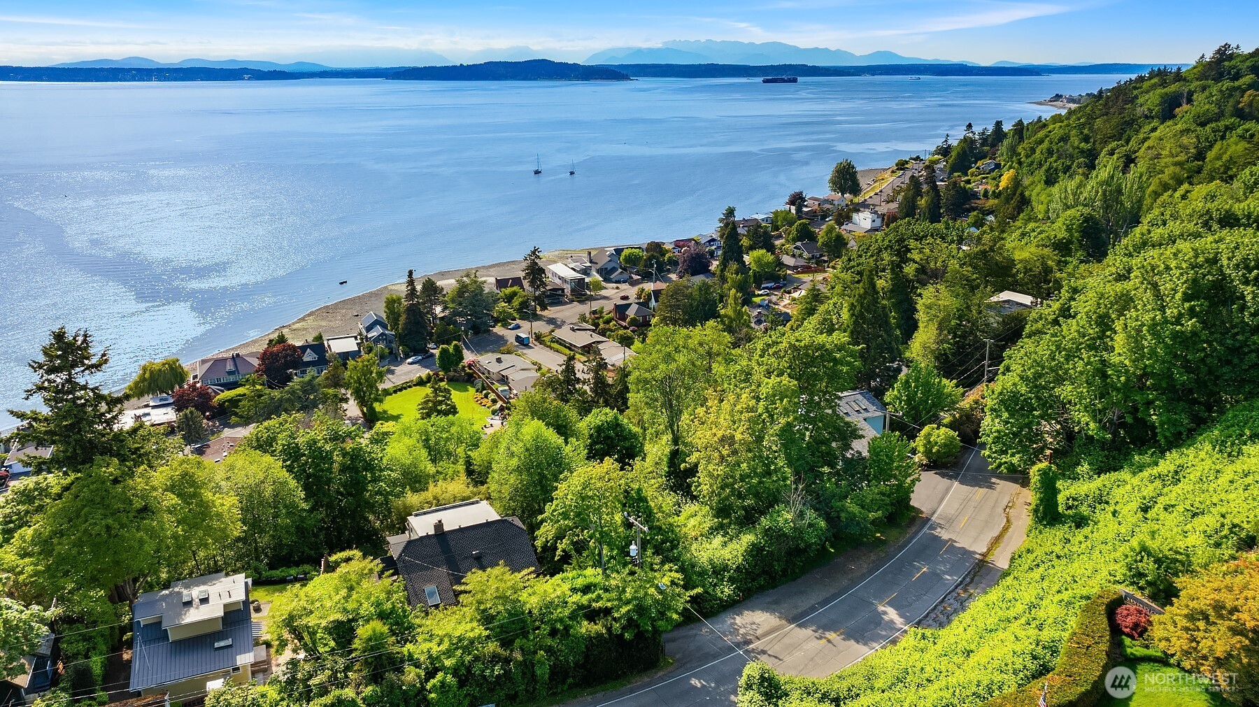 5213 Southwest Jacobsen Road Seattle, WA 98116 - Photo 4 of 9 Gallery Image 4