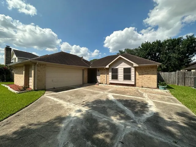 $1,895 | 239 Kings Way, Stafford, TX 77477