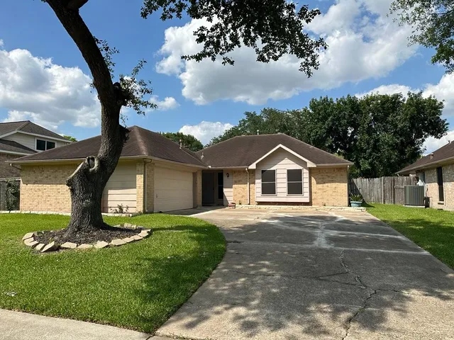 $1,895 | 239 Kings Way, Stafford, TX 77477