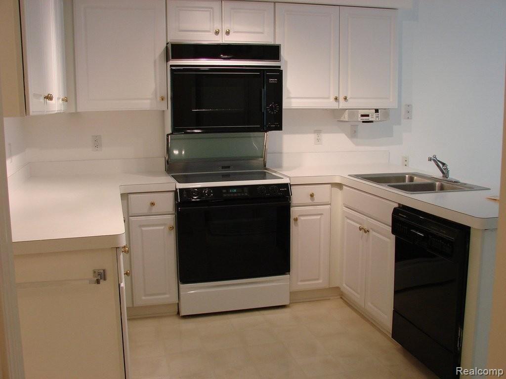 5898 Dawn Ridge Drive, Unit 101 Troy, MI 48098 - Photo 7 of 18 5898DawnRidge Kitchen