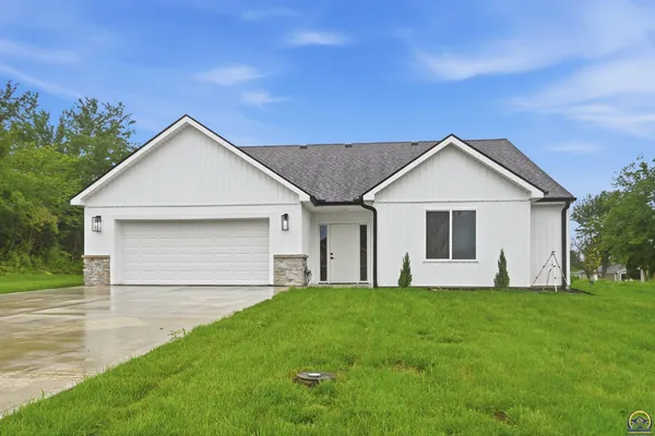 $439,900 | 7847 Seneca Lake Road, Ozawkie, KS 66070