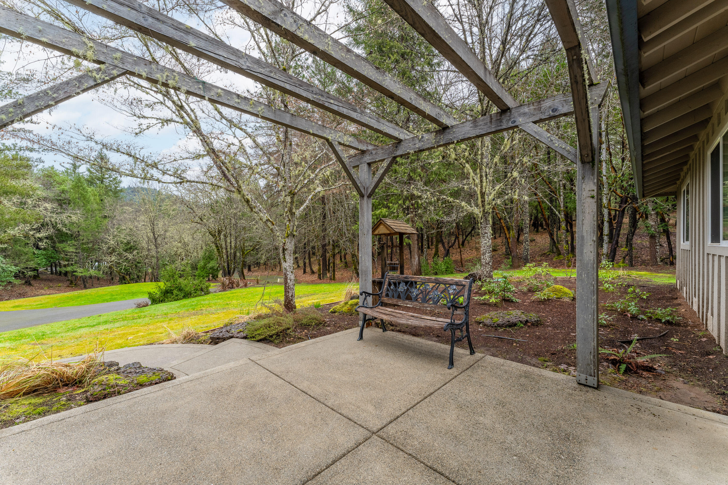 414 Colin Road Grants Pass, OR 97527 - Photo 4 of 23 EXT (5 of 5)