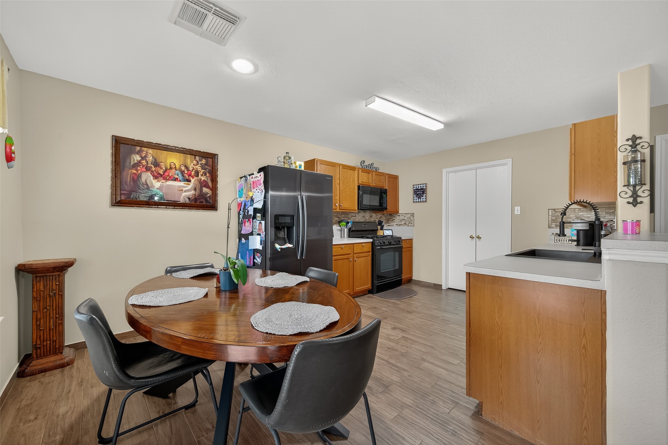 8311 Tartan Court Rosharon, TX 77583 - Photo 15 of 48 a view of a dining room with furniture and a kitchen