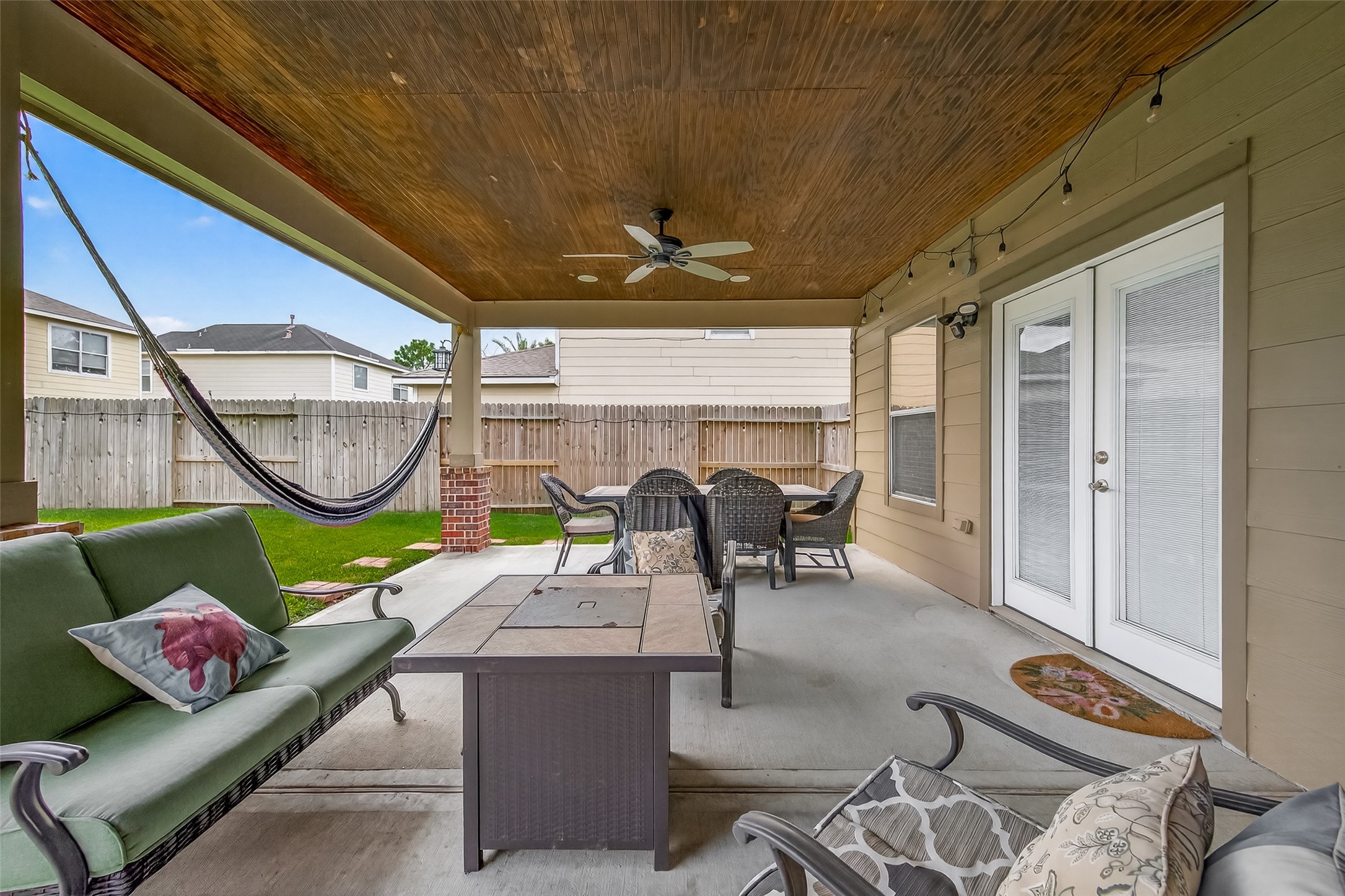 8311 Tartan Court Rosharon, TX 77583 - Photo 40 of 48 a living room with furniture a rug and a floor to ceiling window