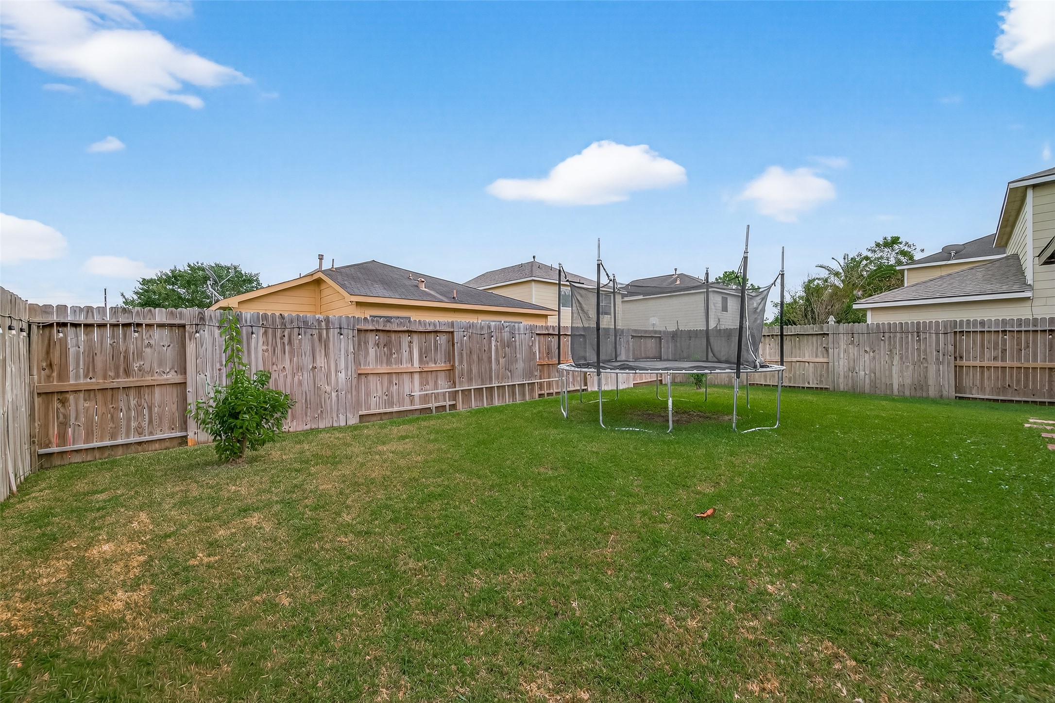8311 Tartan Court Rosharon, TX 77583 - Photo 48 of 48 a view of a backyard with a garden