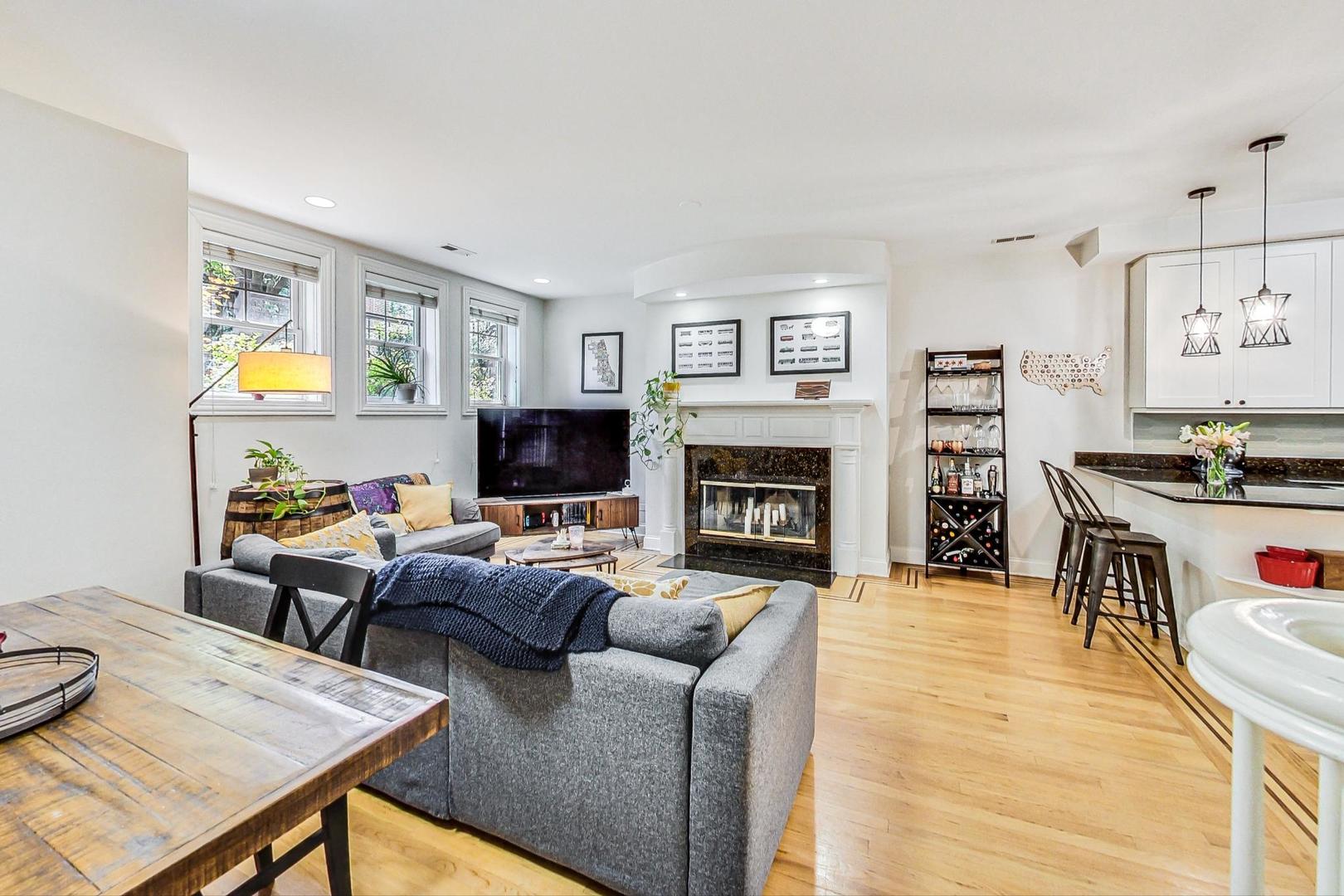 1352 West George Street, Unit T Chicago, IL 60657 - Photo 3 of 23 Gallery Image 3