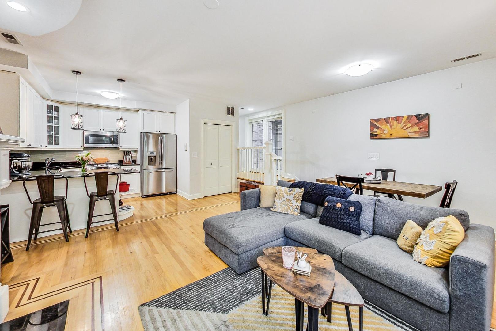 1352 West George Street, Unit T Chicago, IL 60657 - Photo 5 of 23 Gallery Image 5