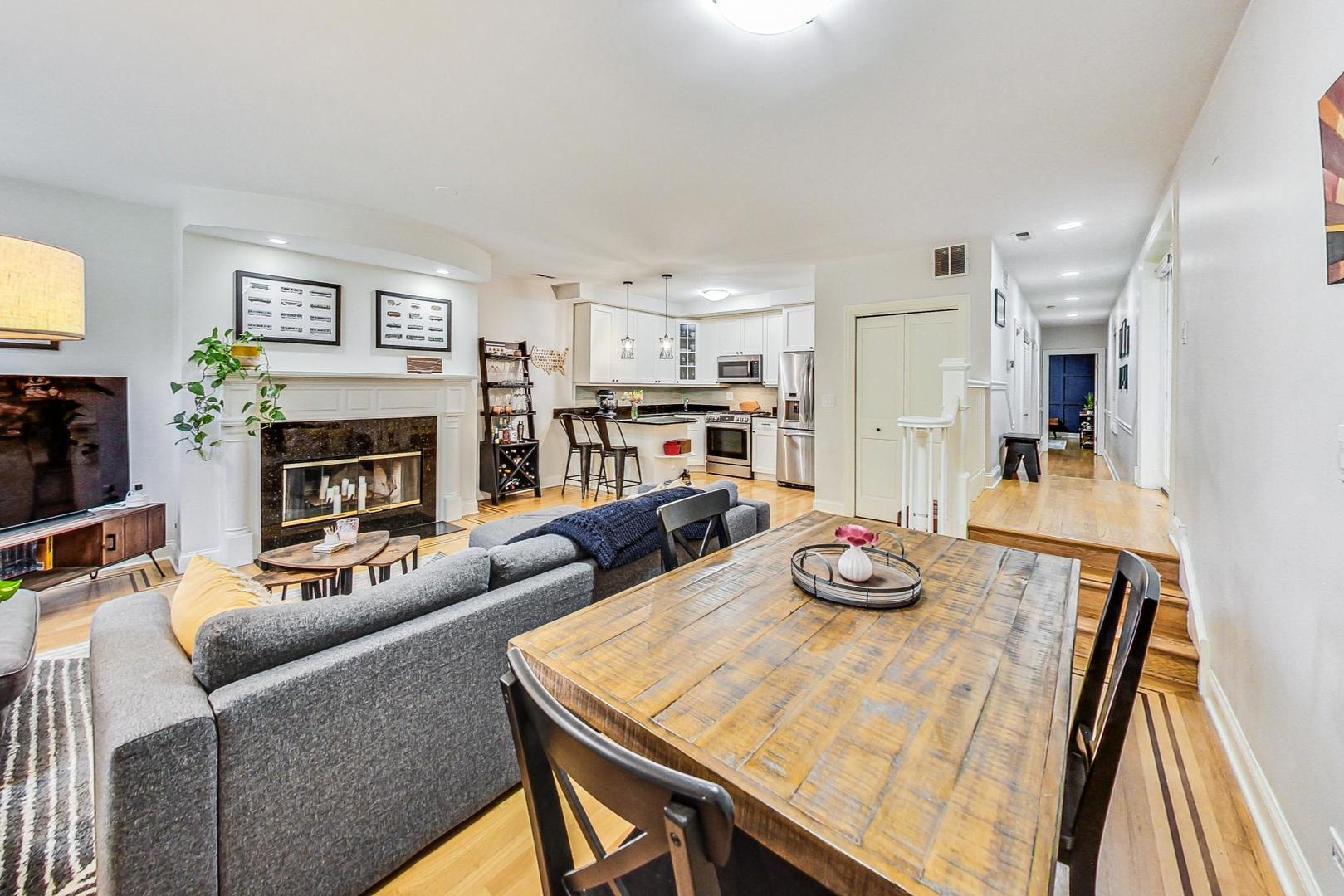 1352 West George Street, Unit T Chicago, IL 60657 - Photo 6 of 23 Gallery Image 6