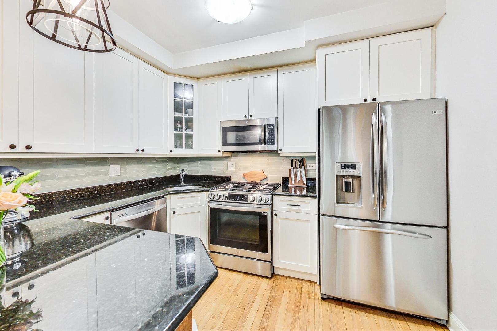 1352 West George Street, Unit T Chicago, IL 60657 - Photo 8 of 23 Gallery Image 8