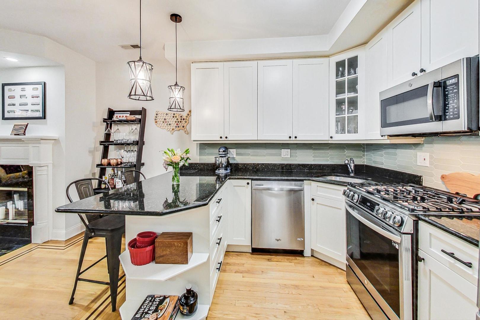 1352 West George Street, Unit T Chicago, IL 60657 - Photo 9 of 23 Gallery Image 9
