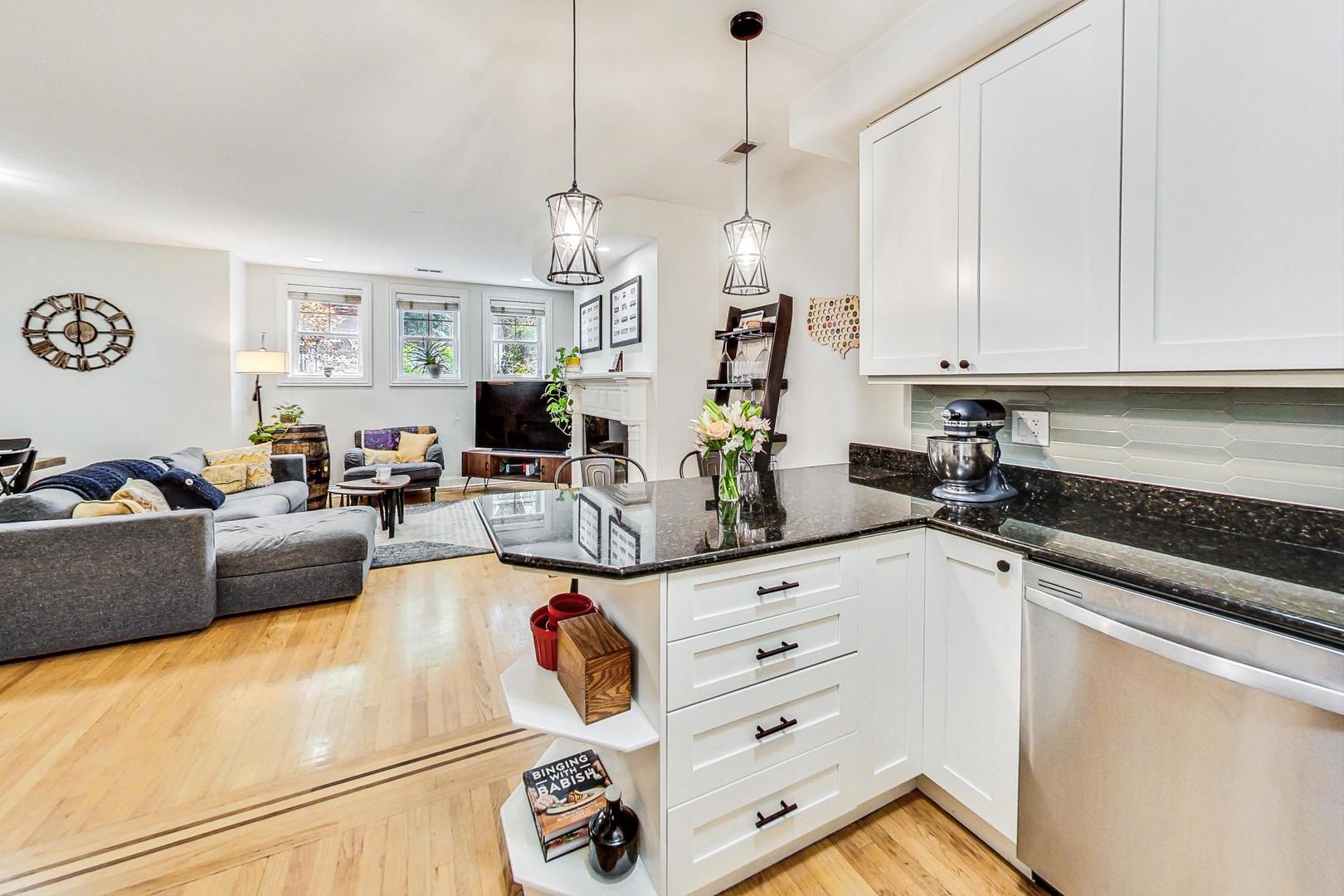 1352 West George Street, Unit T Chicago, IL 60657 - Photo 10 of 23 Gallery Image 10