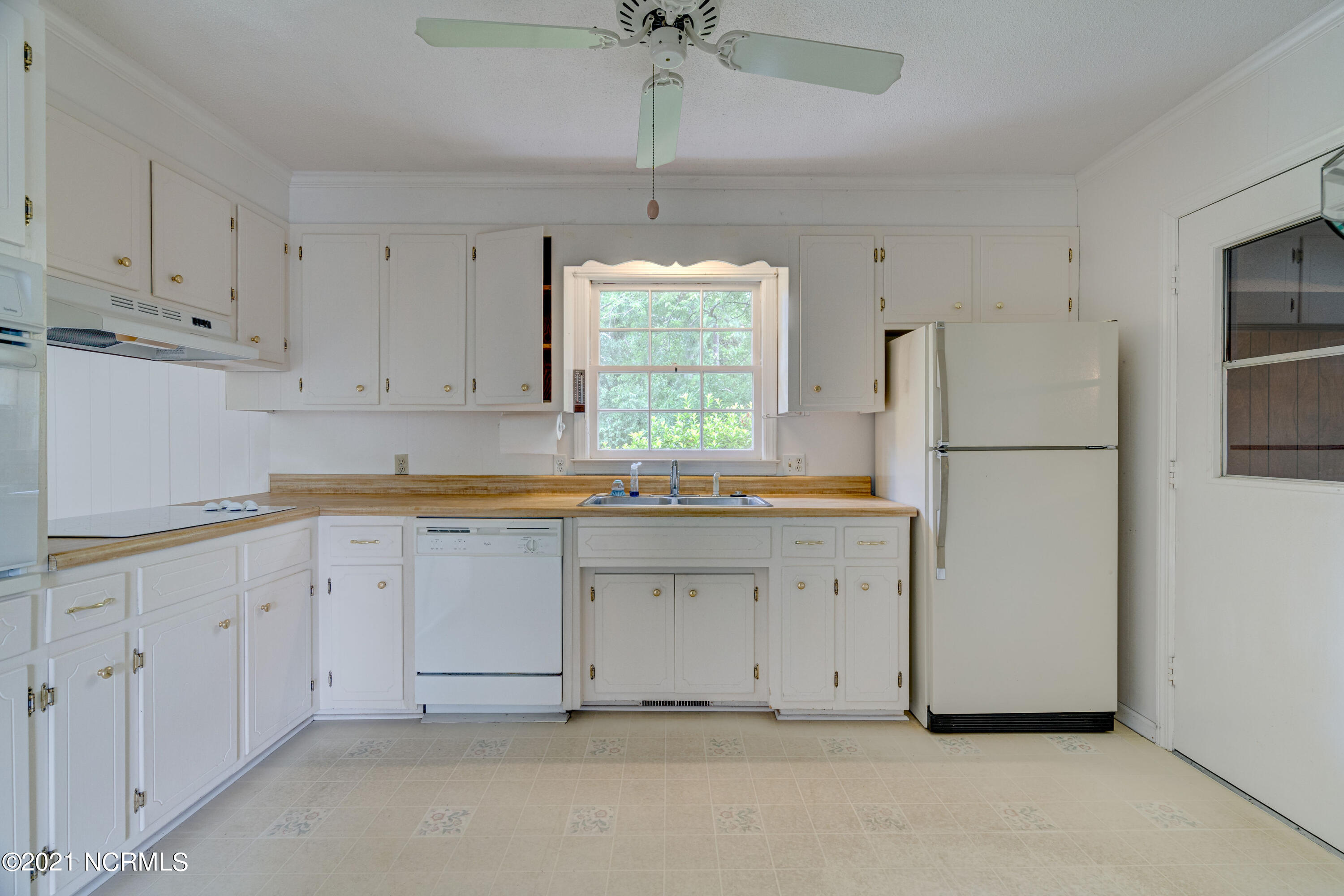 3929 Sweetbriar Road Wilmington, NC 28403 - Photo 4 of 38 3929SweetbriarEdit-19