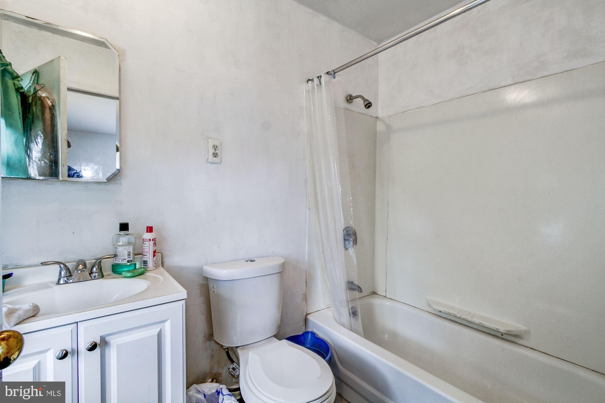 26 Bendix Lane Willingboro, NJ 08046 - Photo 18 of 21 Master Full Bathroom w/tub