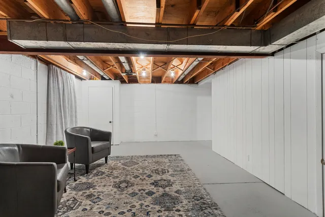 a view of utility room