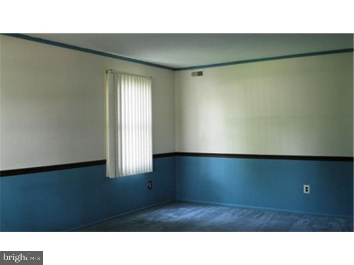 906 Capitol Road Norristown, PA 19403 - Photo 18 of 20 Living Room