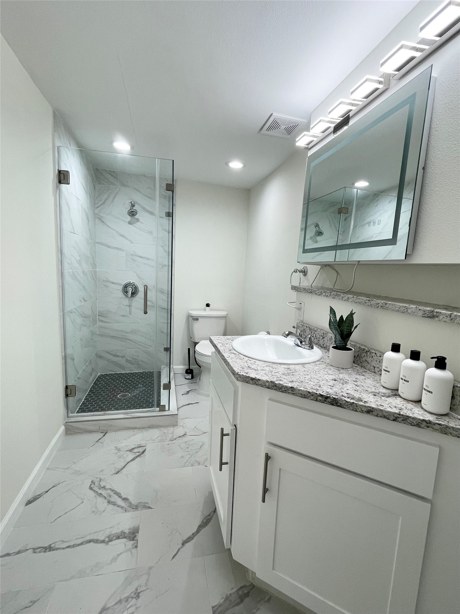 403 Delmar Avenue Austin, TX 78752 - Photo 10 of 20 Primary bathroom shown in a prior Airbnb-use photo to illustrate the home’s potential and previous presentation.