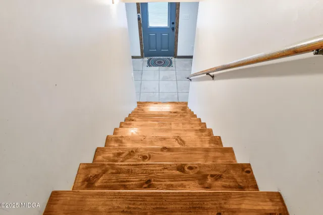 a view of a pathway of a yard