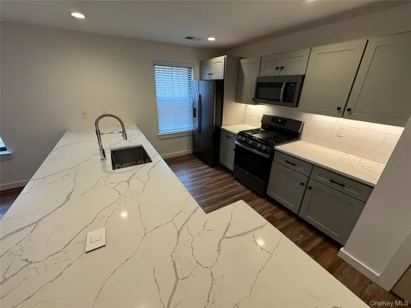 $2,400 | 669 Sheafe Road, Unit 111, Poughkeepsie, NY 12601