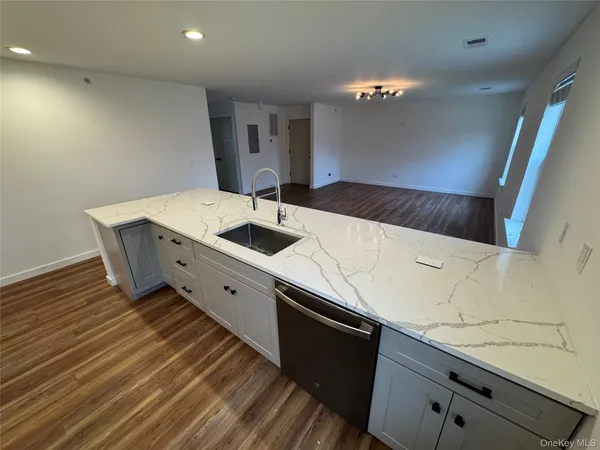 $2,400 | 669 Sheafe Road, Unit 111, Poughkeepsie, NY 12601